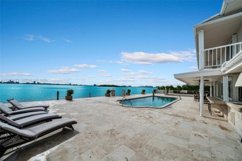 House in North Miami, Florida 7 bedrooms, 510.31 sq.m. № 2007875 - photo 18