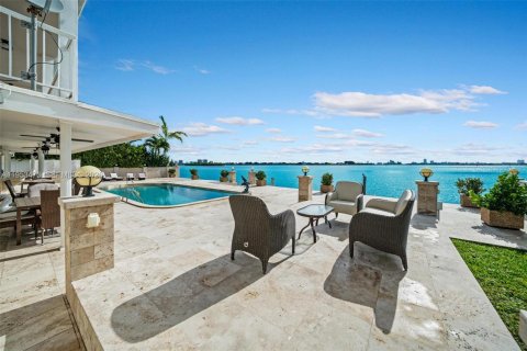 House in North Miami, Florida 7 bedrooms, 510.31 sq.m. № 2007875 - photo 23