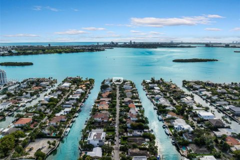 House in North Miami, Florida 7 bedrooms, 510.31 sq.m. № 2007875 - photo 9