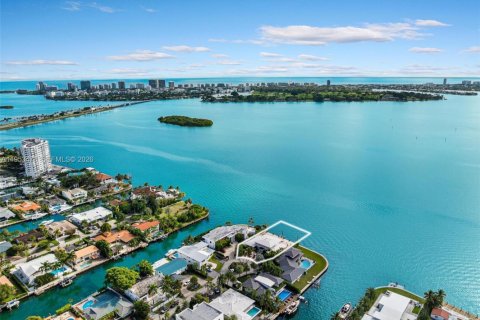 House in North Miami, Florida 7 bedrooms, 510.31 sq.m. № 2007875 - photo 26