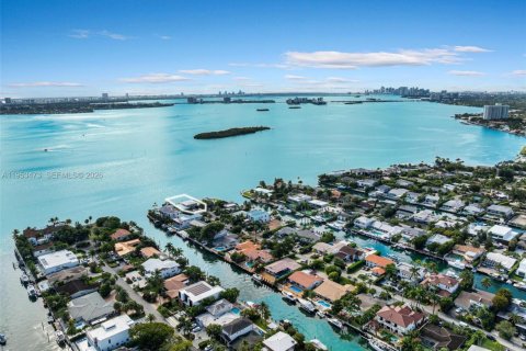 House in North Miami, Florida 7 bedrooms, 510.31 sq.m. № 2007875 - photo 30