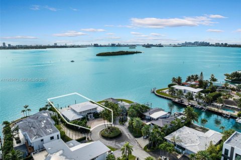 House in North Miami, Florida 7 bedrooms, 510.31 sq.m. № 2007875 - photo 25