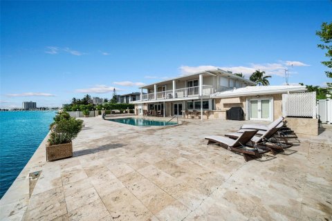 House in North Miami, Florida 7 bedrooms, 510.31 sq.m. № 2007875 - photo 16