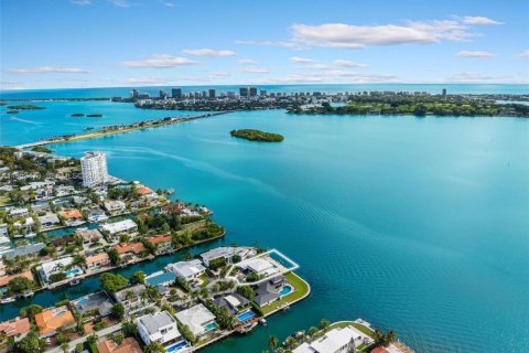 House in North Miami, Florida 7 bedrooms, 510.31 sq.m. № 2007875 - photo 27