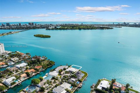 House in North Miami, Florida 7 bedrooms, 510.31 sq.m. № 2007875 - photo 28