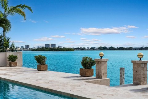 House in North Miami, Florida 7 bedrooms, 510.31 sq.m. № 2007875 - photo 22