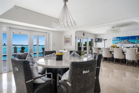 House in North Miami, Florida 7 bedrooms, 510.31 sq.m. № 2007875 - photo 12