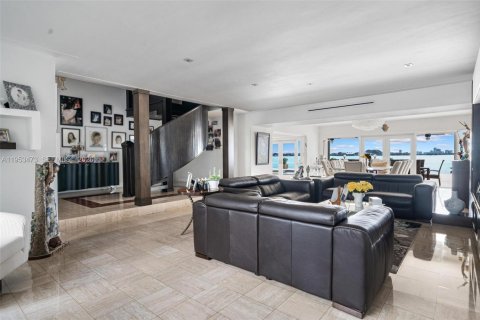 House in North Miami, Florida 7 bedrooms, 510.31 sq.m. № 2007875 - photo 14