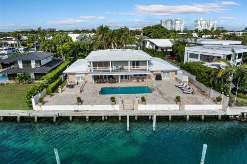 House in North Miami, Florida 7 bedrooms, 510.31 sq.m. № 2007875 - photo 7