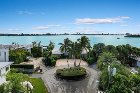 House in North Miami, Florida 7 bedrooms, 510.31 sq.m. № 2007875 - photo 2