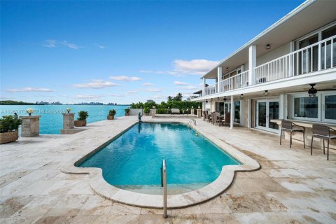 House in North Miami, Florida 7 bedrooms, 510.31 sq.m. № 2007875 - photo 19