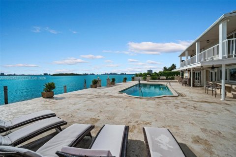 House in North Miami, Florida 7 bedrooms, 510.31 sq.m. № 2007875 - photo 17