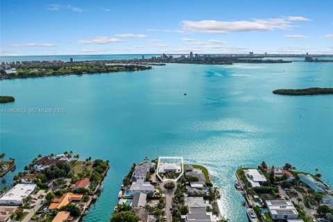 House in North Miami, Florida 7 bedrooms, 510.31 sq.m. № 2007875 - photo 4