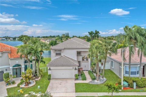 House in Pembroke Pines, Florida 5 bedrooms, 278.52 sq.m. № 2392954 - photo 2