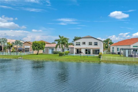 House in Pembroke Pines, Florida 5 bedrooms, 278.52 sq.m. № 2392954 - photo 17