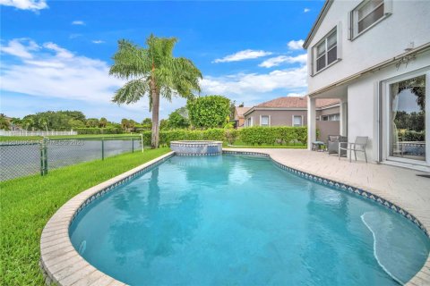 House in Pembroke Pines, Florida 5 bedrooms, 278.52 sq.m. № 2392954 - photo 28