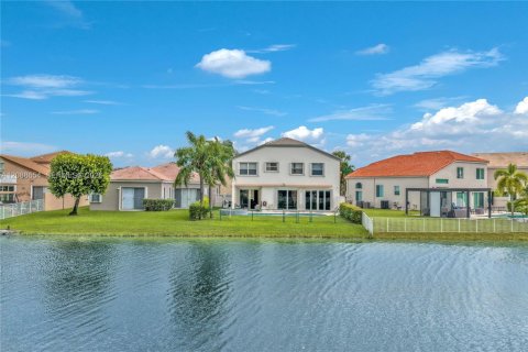 House in Pembroke Pines, Florida 5 bedrooms, 278.52 sq.m. № 2392954 - photo 18