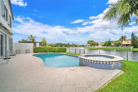 House in Pembroke Pines, Florida 5 bedrooms, 278.52 sq.m. № 2392954 - photo 25