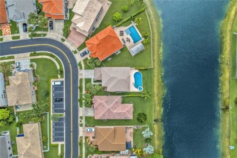 House in Pembroke Pines, Florida 5 bedrooms, 278.52 sq.m. № 2392954 - photo 11