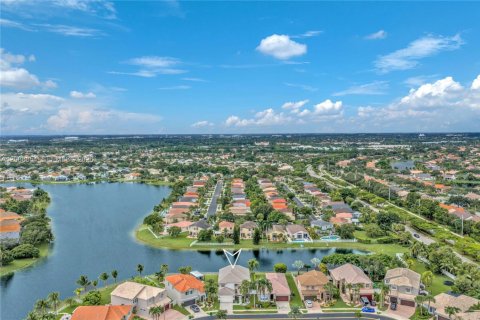 House in Pembroke Pines, Florida 5 bedrooms, 278.52 sq.m. № 2392954 - photo 8