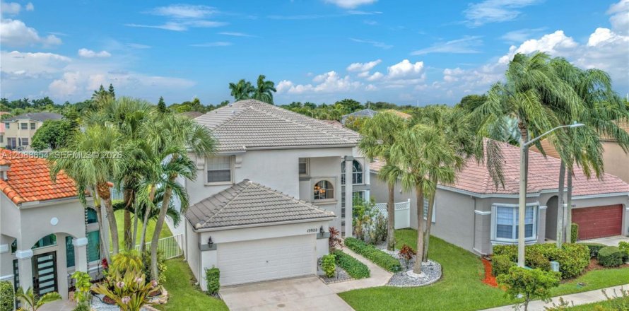 House in Pembroke Pines, Florida 5 bedrooms, 278.52 sq.m. № 2392954