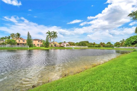 House in Pembroke Pines, Florida 5 bedrooms, 278.52 sq.m. № 2392954 - photo 30
