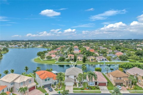 House in Pembroke Pines, Florida 5 bedrooms, 278.52 sq.m. № 2392954 - photo 4