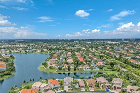 House in Pembroke Pines, Florida 5 bedrooms, 278.52 sq.m. № 2392954 - photo 9