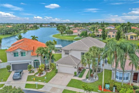 House in Pembroke Pines, Florida 5 bedrooms, 278.52 sq.m. № 2392954 - photo 3
