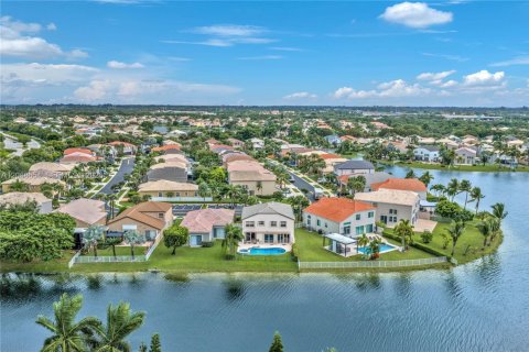 House in Pembroke Pines, Florida 5 bedrooms, 278.52 sq.m. № 2392954 - photo 15