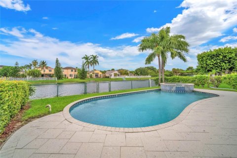 House in Pembroke Pines, Florida 5 bedrooms, 278.52 sq.m. № 2392954 - photo 29