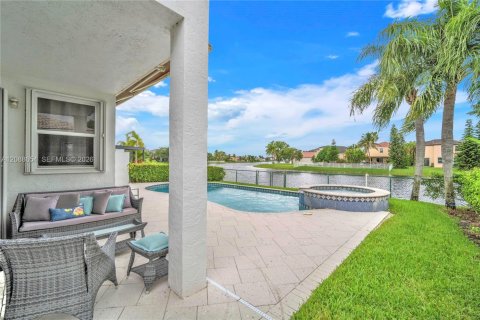 House in Pembroke Pines, Florida 5 bedrooms, 278.52 sq.m. № 2392954 - photo 24