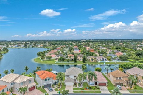 House in Pembroke Pines, Florida 5 bedrooms, 278.52 sq.m. № 2392954 - photo 5
