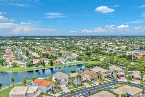 House in Pembroke Pines, Florida 5 bedrooms, 278.52 sq.m. № 2392954 - photo 7