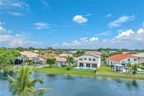 House in Pembroke Pines, Florida 5 bedrooms, 278.52 sq.m. № 2392954 - photo 16