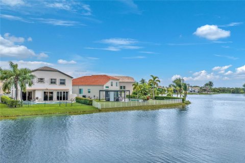 House in Pembroke Pines, Florida 5 bedrooms, 278.52 sq.m. № 2392954 - photo 19