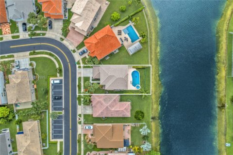 House in Pembroke Pines, Florida 5 bedrooms, 278.52 sq.m. № 2392954 - photo 10