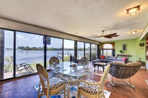House in Punta Gorda, Florida 3 bedrooms, 239.87 sq.m. № 2238816 - photo 2