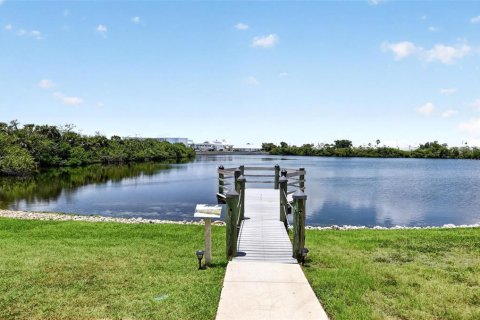House in Punta Gorda, Florida 3 bedrooms, 239.87 sq.m. № 2238816 - photo 25