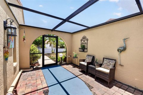House in Punta Gorda, Florida 3 bedrooms, 239.87 sq.m. № 2238816 - photo 8
