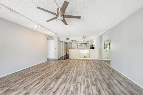 Condo in Bradenton, Florida, 2 bedrooms  № 2221436 - photo 9