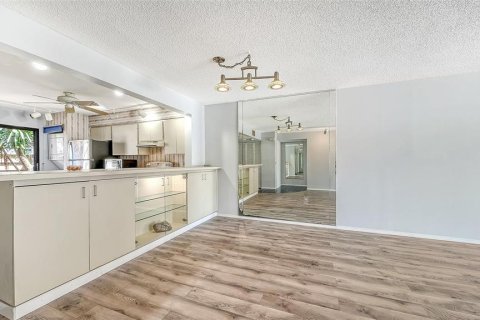 Condo in Bradenton, Florida, 2 bedrooms  № 2221436 - photo 10