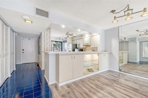 Condo in Bradenton, Florida, 2 bedrooms  № 2221436 - photo 11