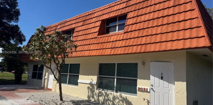 House in Lauderhill, Florida 2 bedrooms, 285.49 sq.m. № 2076707