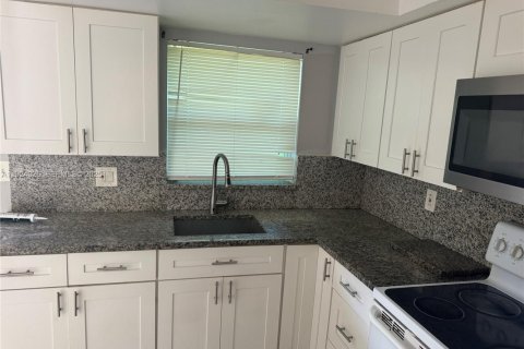 House in Lauderhill, Florida 2 bedrooms, 285.49 sq.m. № 2076707 - photo 2