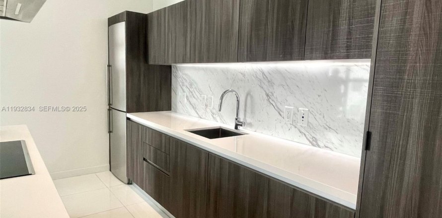 Condominio en Miami, Florida, 2 dormitorios  № 1991674