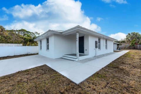 Villa ou maison à louer à Stuart, Floride: 3 chambres, 108.42 m2 № 2168860 - photo 2