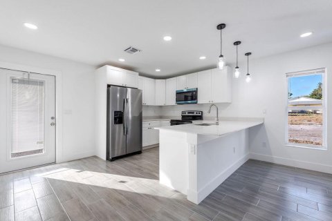 Villa ou maison à louer à Stuart, Floride: 3 chambres, 108.42 m2 № 2168860 - photo 4