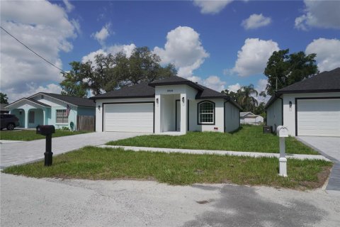 House in Tampa, Florida 4 bedrooms, 188.59 sq.m. № 2358552