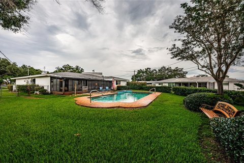 House in Saint Petersburg, Florida 3 bedrooms, 153.29 sq.m. № 1898773 - photo 4